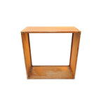 Étagère cubique en bois avec une finition rustique et un design ouvert.