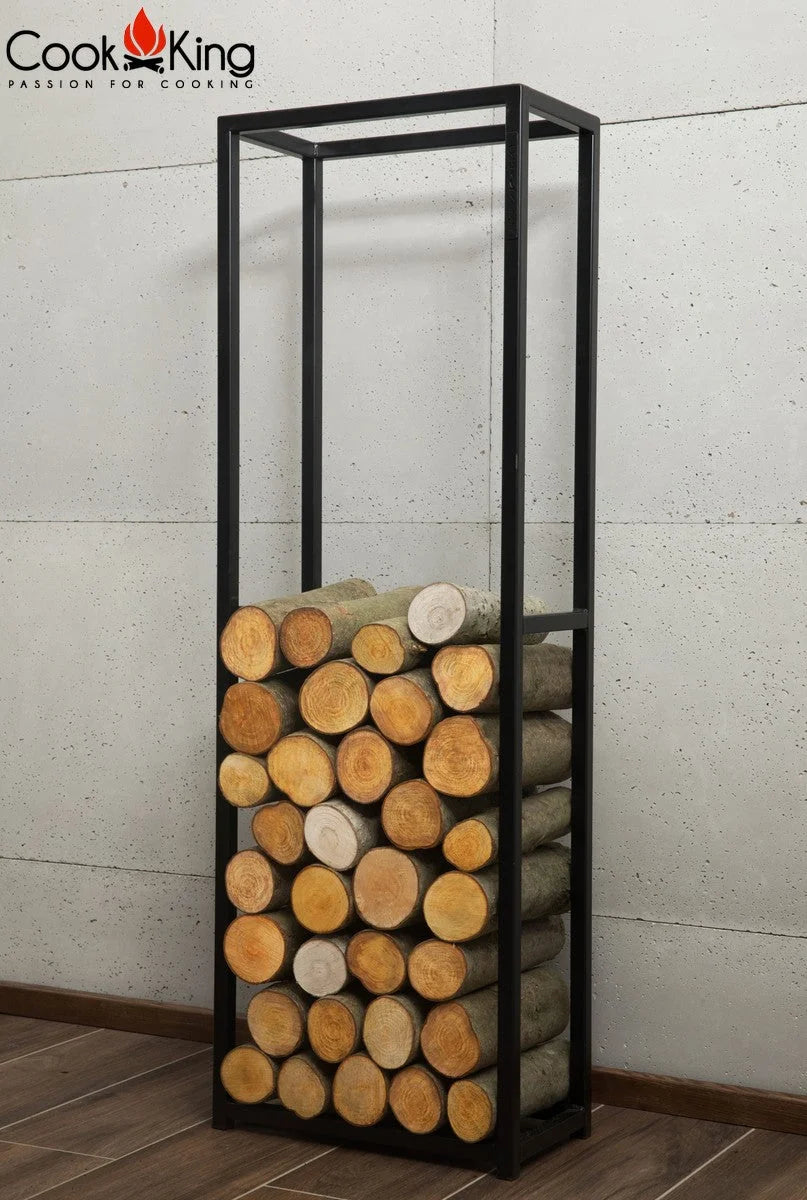 Porte-bûches en métal noir avec panneaux de verre et bûches empilées à l’intérieur.