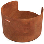 Pot en métal rouille avec des bords courbés et une surface texturée.