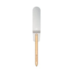 Une spatule en métal argenté élégante avec un manche en bois clair et le nom de marque « la hacienda » gravé dessus.