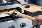 Pelle à pizza à manche en bois avec gravure de la marque « la piccioletta », présentant une finition lisse brun clair et une lame en métal robuste.