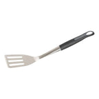 Spatule en acier inoxydable avec manche noir et design ajouré pour griller ou cuisiner, probablement de Weber.
