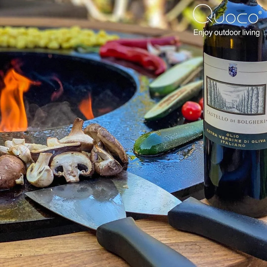 Bouteille en verre sombre de huile d’olive extra vierge castello di bolgheri, étiquetée avec une étiquette blanche comportant une illustration et du texte italien.