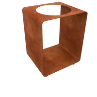 Pot en cube en terre cuite avec trou d’évacuation et surface texturée.
