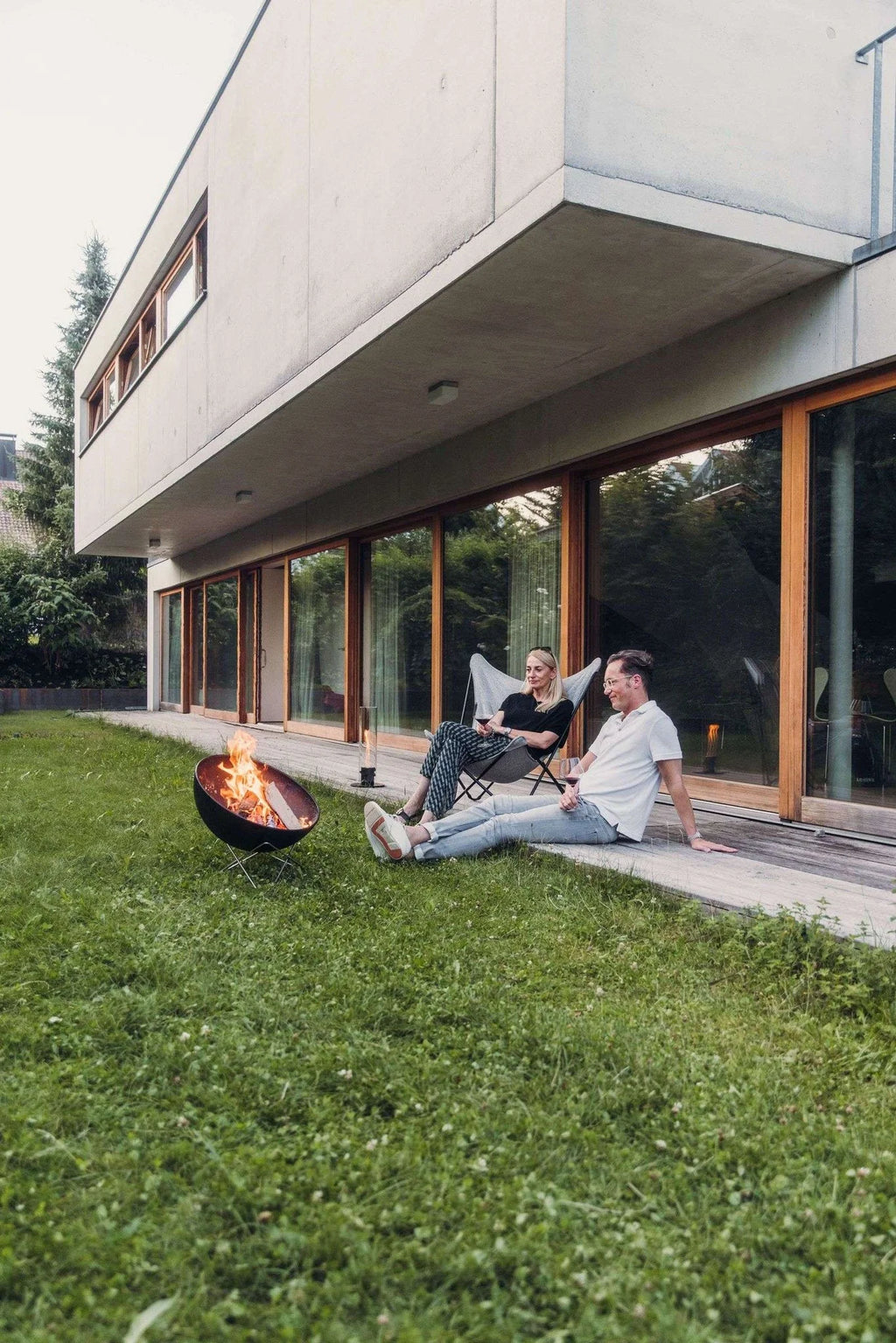 Foyer de feu noir et orange avec un design moderne, probablement du big green egg.