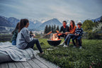 Foyer de feu rond noir avec poignées en bois et grille en métal