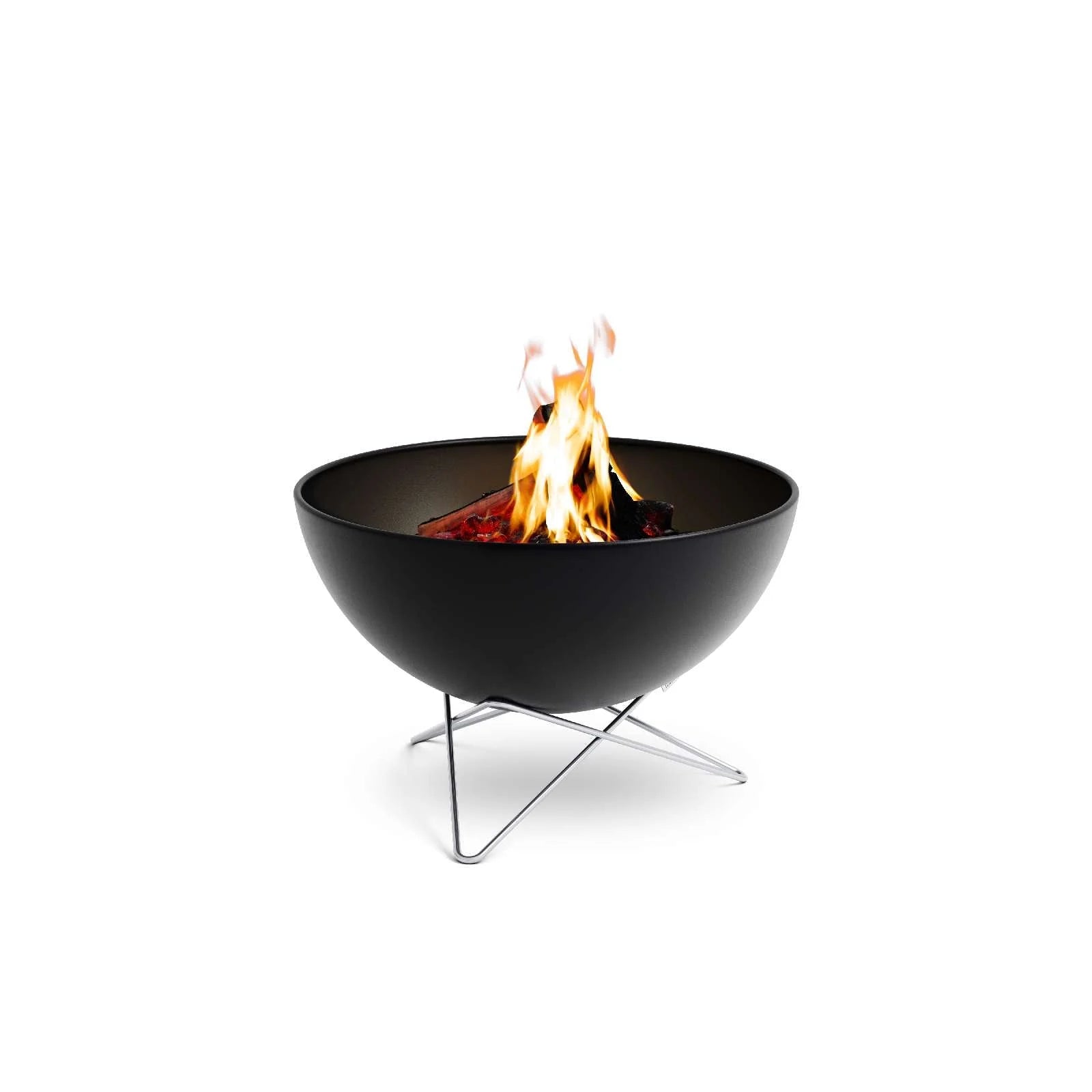 Foyer de feu noir avec des jambes de trépied modernes et un design en bol, inspiré par le boma.