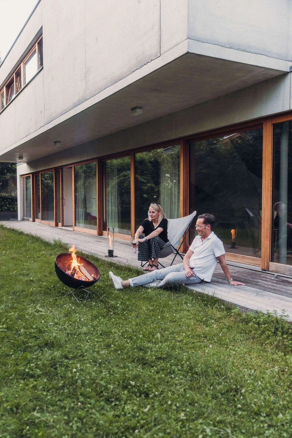Foyer de feu en métal noir avec des flammes orange