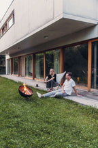 Foyer de feu en métal noir avec des flammes orange