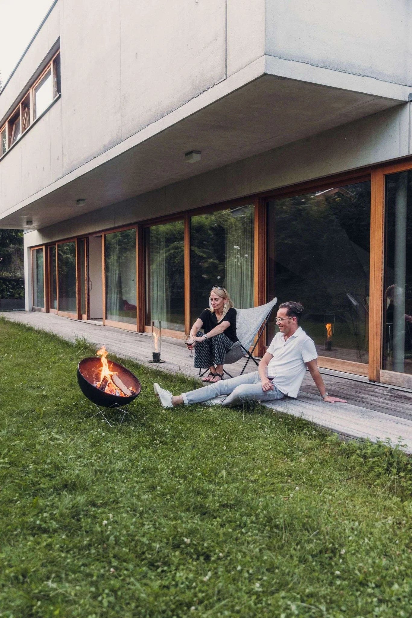 Foyer de feu en métal noir avec des flammes orange