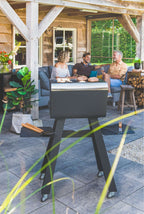Barbecue extérieur noir et argent avec roues, design moderne.