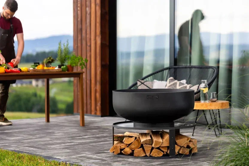 Foyer d’extérieur en fonte noire avec base de rangement pour bois, mobilier de patio extérieur.