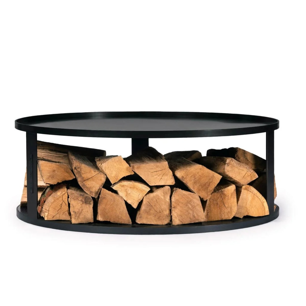Porte-bûches en métal noir avec des bords arrondis et un dessus plat.
