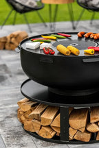 Pot de cuisson extérieur en fonte noire avec poignées et un couvercle, conçu pour griller ou rôtir.