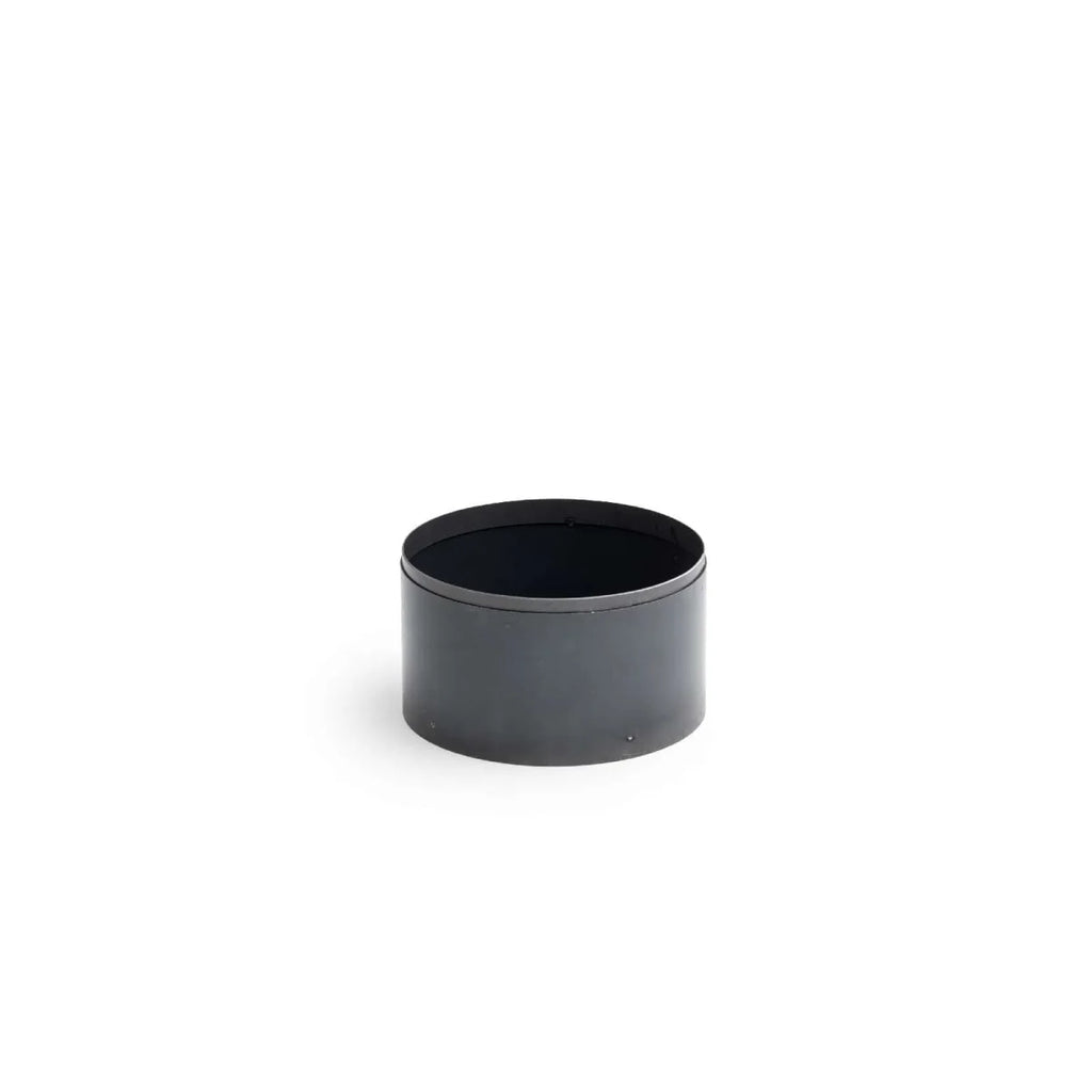 Contenant cylindrique noir mat avec une surface lisse et des bords arrondis.