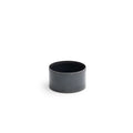 Contenant cylindrique noir mat avec une surface lisse et des bords arrondis.