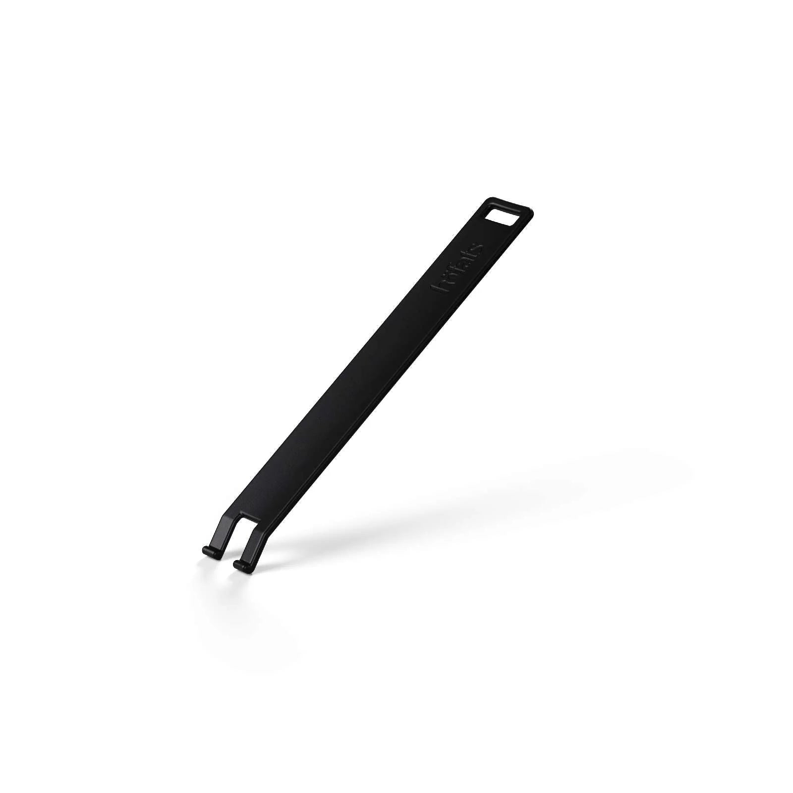 Corne à chaussures en caoutchouc noir avec une ouverture rectangulaire à une extrémité et deux pointes pour une insertion facile dans les chaussures.