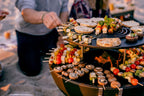 Grill barbecue avec plusieurs niveaux et divers aliments sur brochettes.