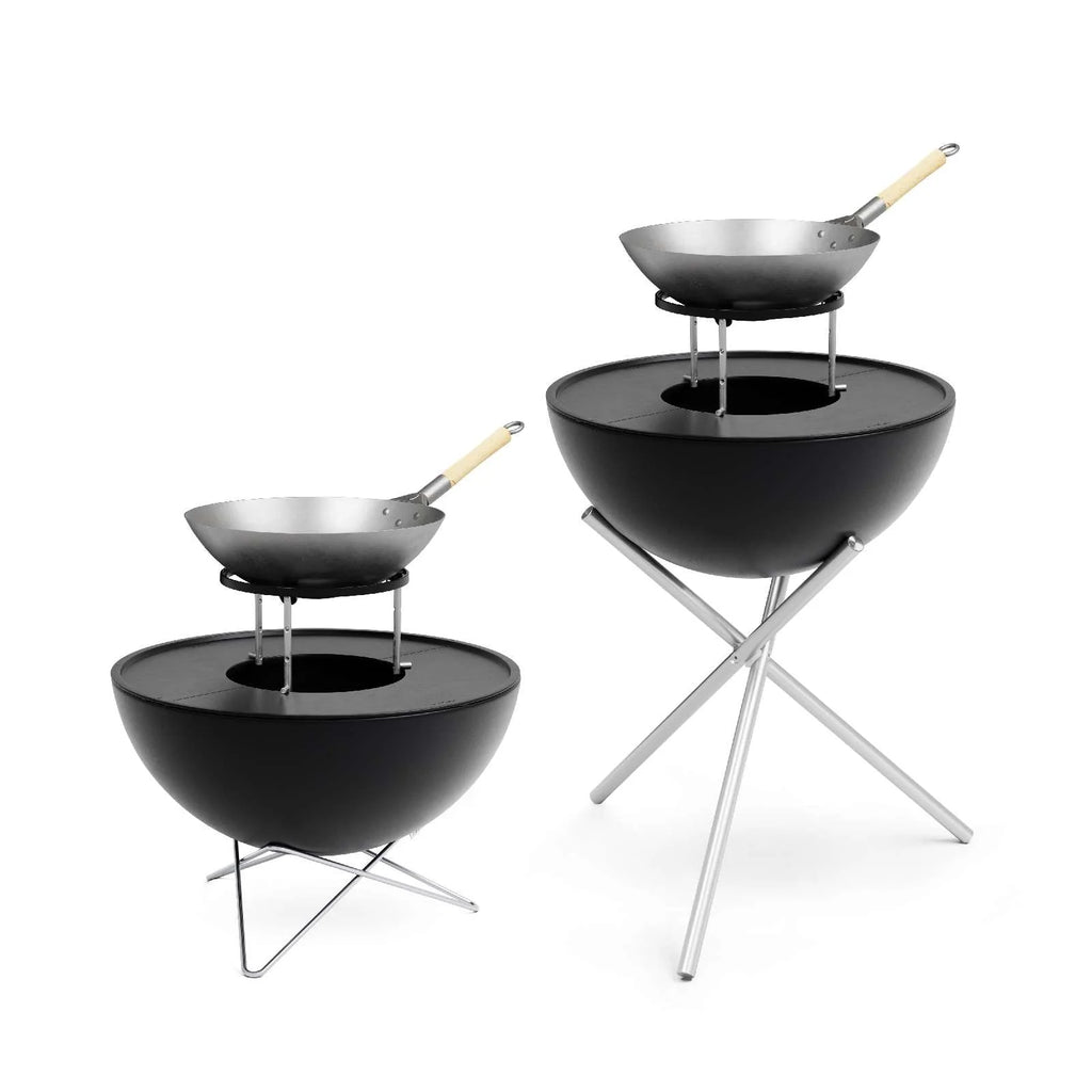 Gril noir en forme de bol avec pieds trépied et design wok, inspiré de Weber.