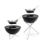 Gril noir en forme de bol avec pieds trépied et design wok, inspiré de Weber.