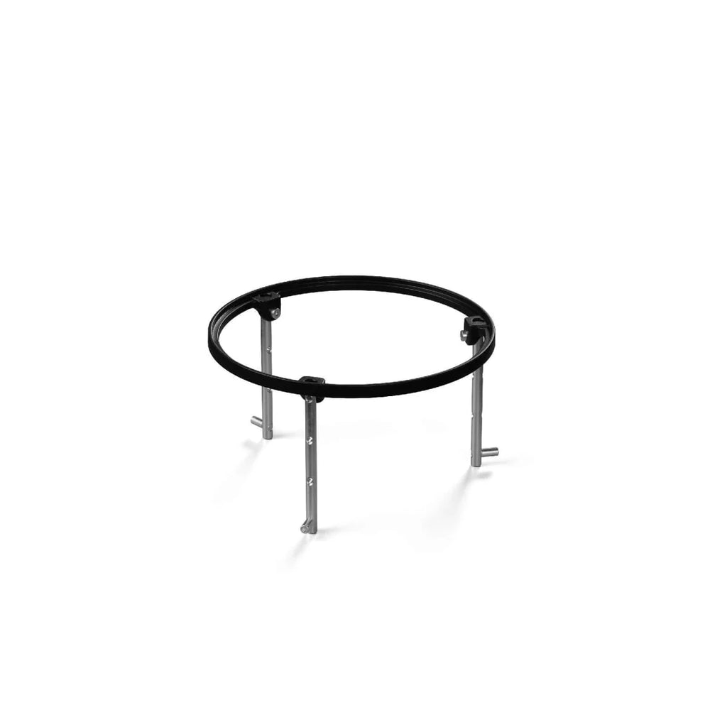 Cadre de trampoline en métal noir avec pieds et ressorts argentés, conçu pour un usage extérieur.