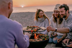 Barbecue grill rond noir avec design à motif de flamme et plusieurs niveaux pour cuire les aliments.