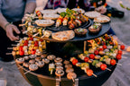 Gril de barbecue noir à trois niveaux avec brochettes et articles alimentaires