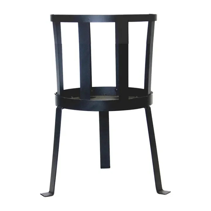 Chaise en métal noir avec dossier courbé et quatre pieds, design moderne.
