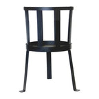 Chaise en métal noir avec dossier courbé et quatre pieds, design moderne.
