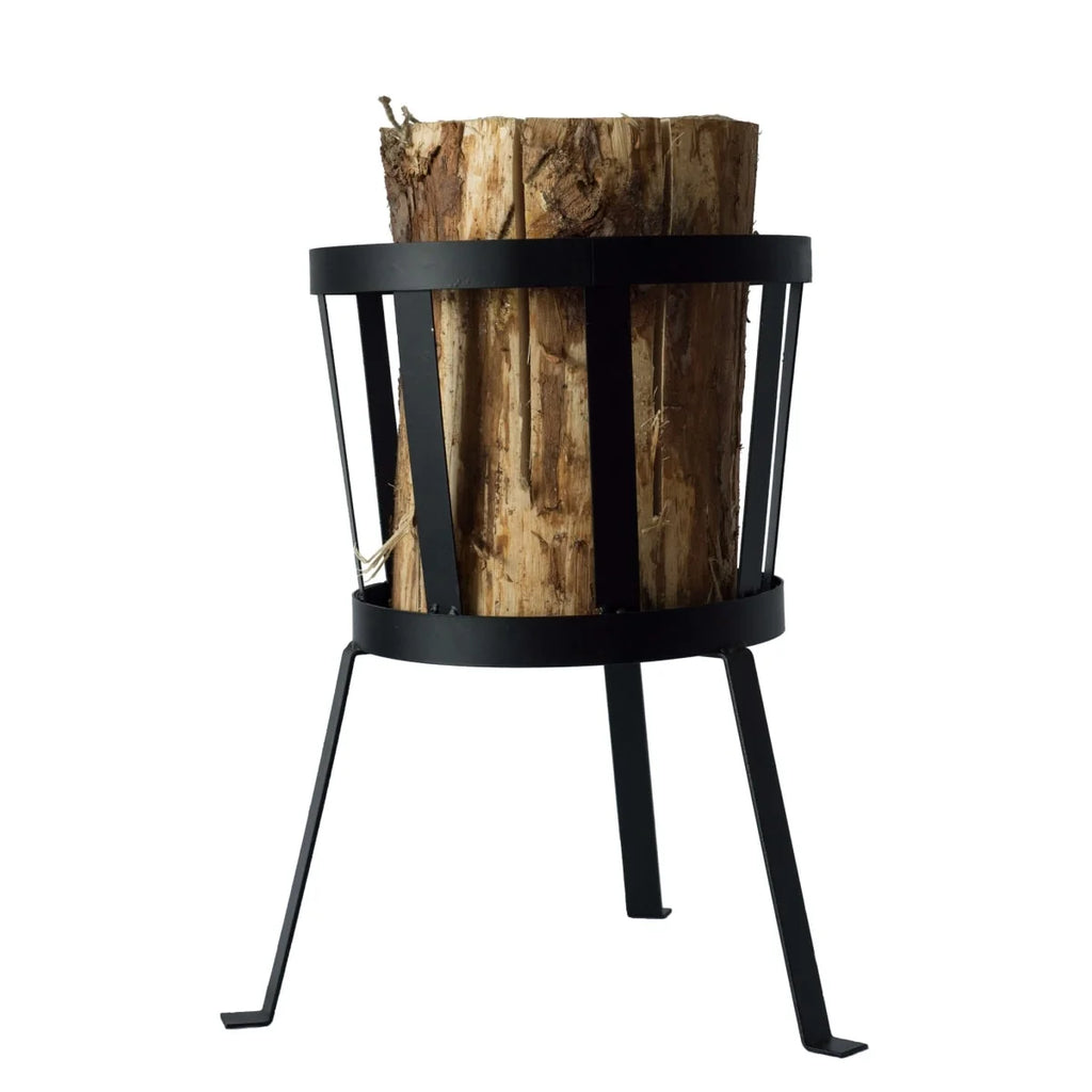Porte-bûches en métal noir avec une bûche à l’intérieur, conçu pour un usage extérieur.
