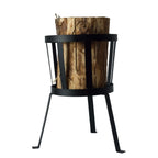 Porte-bûches en métal noir avec une bûche à l’intérieur, conçu pour un usage extérieur.