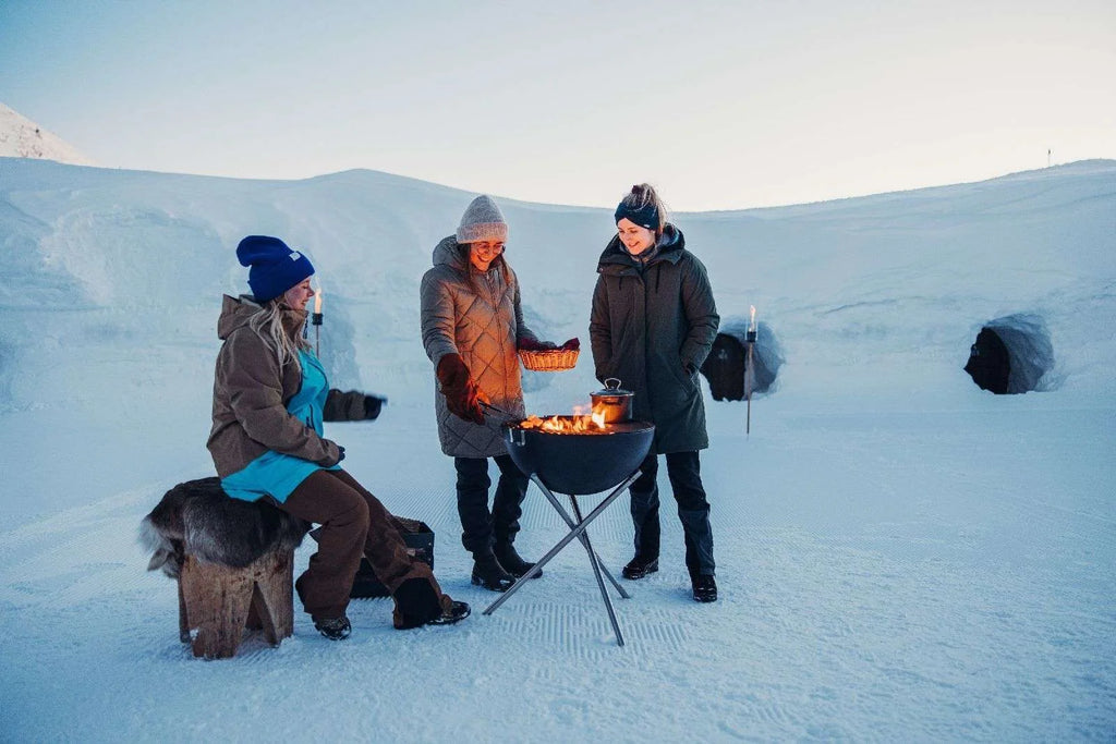 Barbecue au charbon avec un cadre noir et une flamme rouge-orangée.