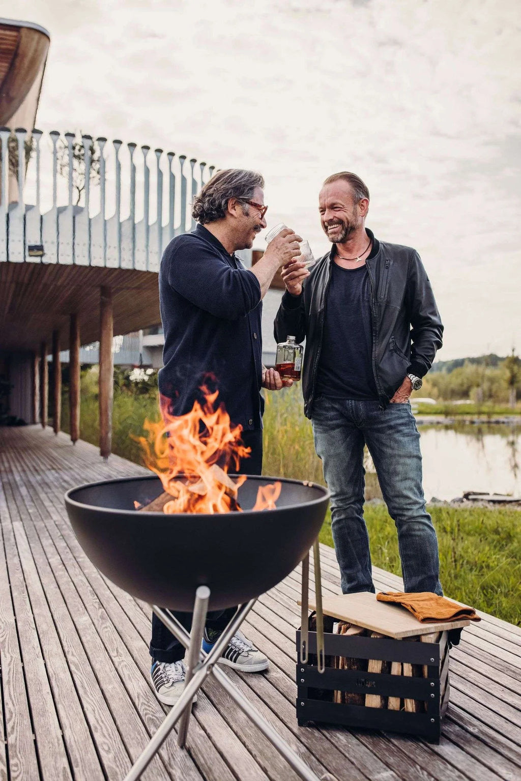Barbecue au charbon rond noir avec flamme