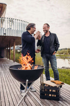 Barbecue au charbon rond noir avec flamme