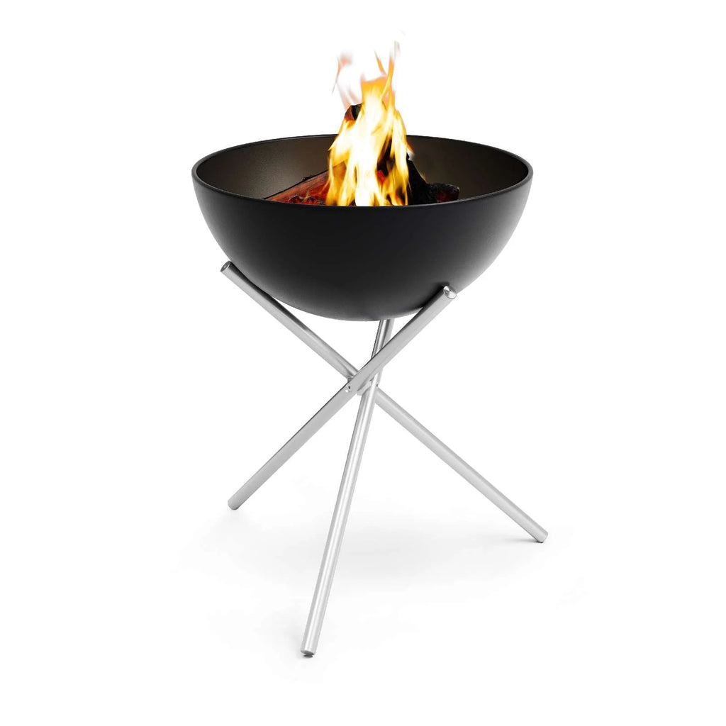 Bol en feu noir avec support trépied en argent, design moderne.