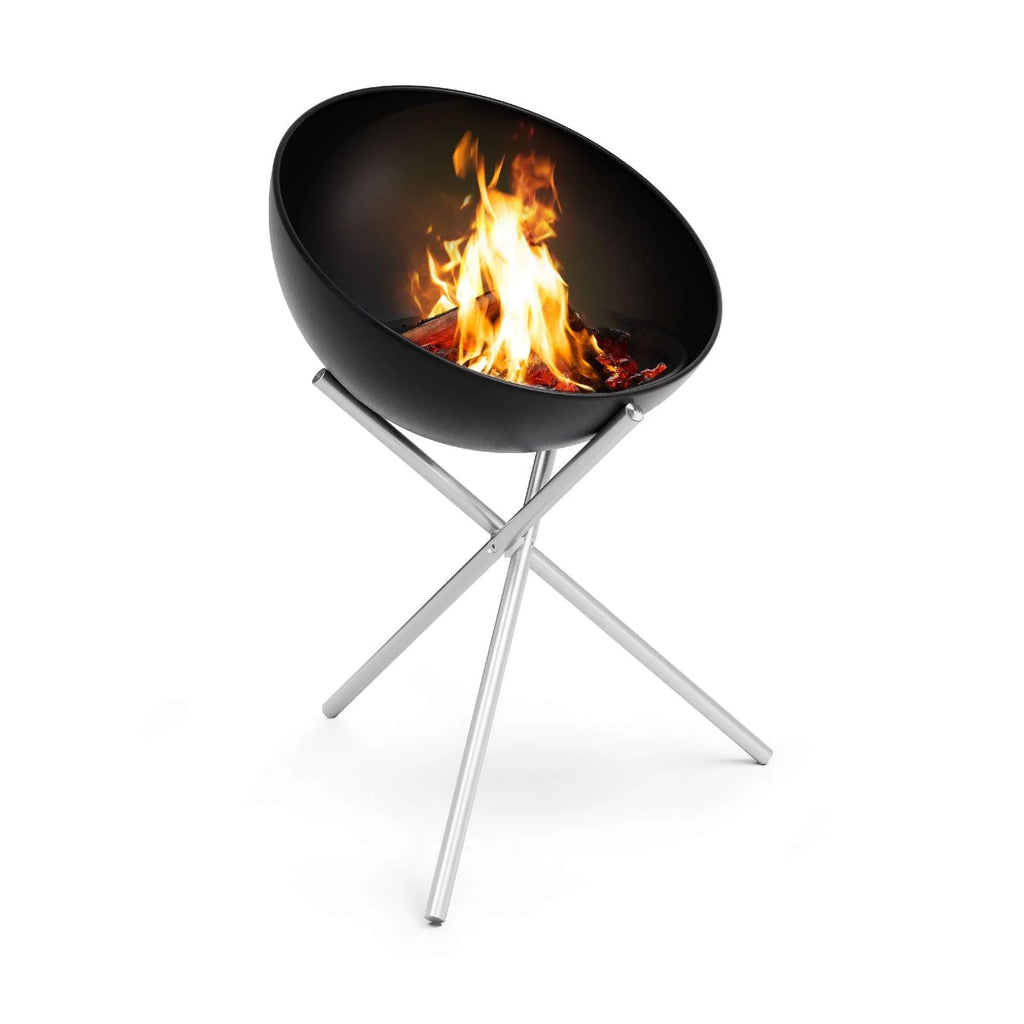 Foyer de feu en bol noir avec support trépied en argent, design moderne.