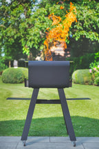 Barbecue au charbon avec pieds roulants et flamme vive.