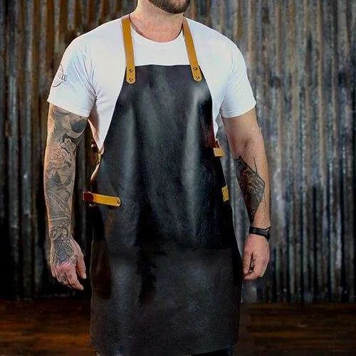 Tablier en cuir noir avec sangles et poches jaunes.