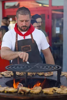 Tablier cuir noir barbecue brasero avec bretelles marron, 84x63 cm