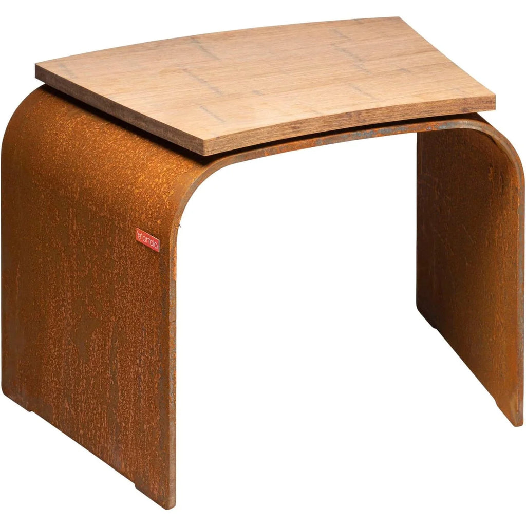 Tabouret en bois avec pieds et siège courbés, couleur brun clair, finition bois naturel.