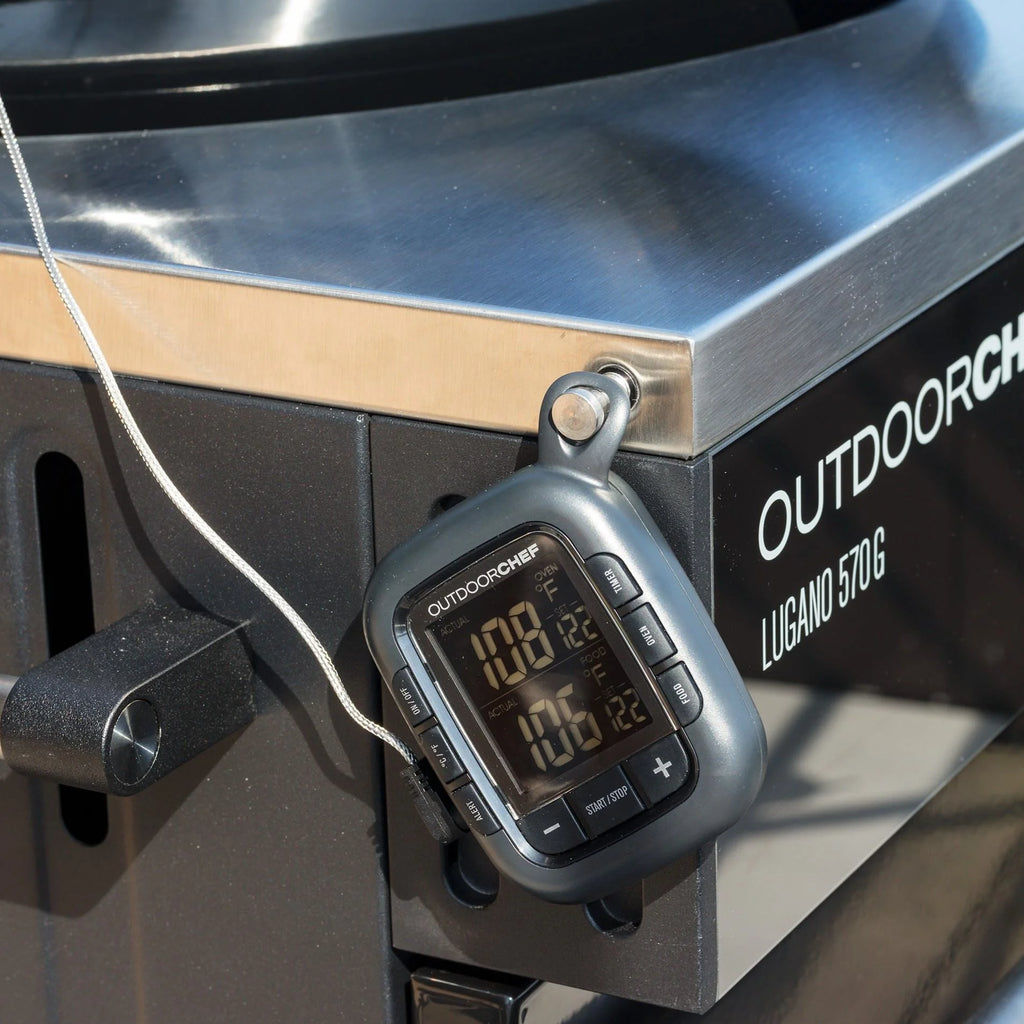 Thermomètre numérique argenté avec affichage noir et boutons, fixé sur une grille en acier inoxydable.