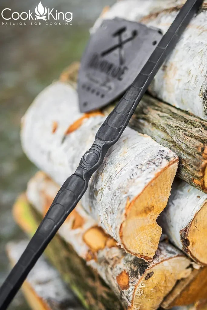 Couteau noir à motif de crocodile avec un manche en bois et un fourreau.