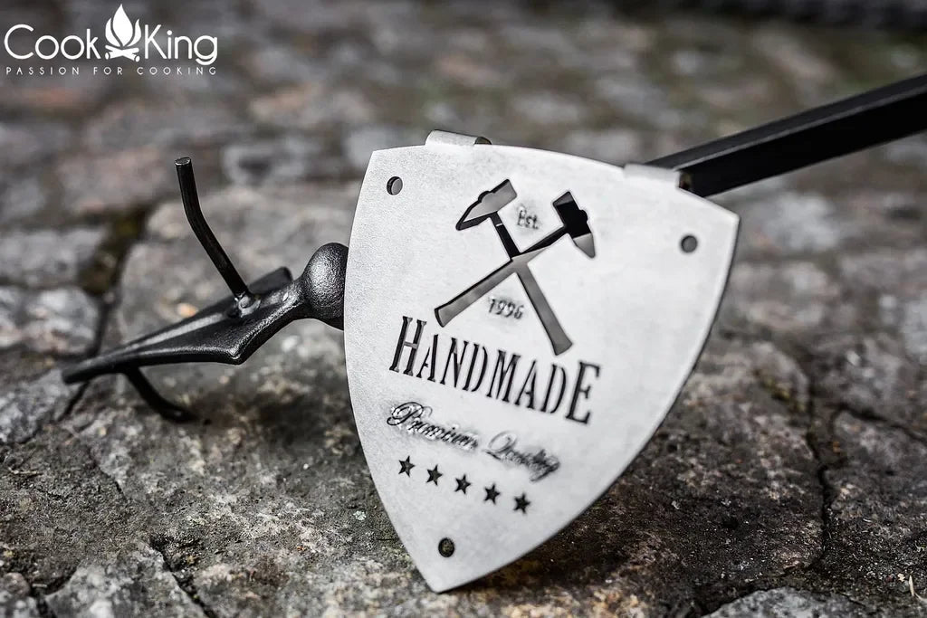 Ensemble d’outils de cuisine estampillé marteau d’argent et enclume.