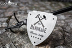 Ensemble d’outils de cuisine estampillé marteau d’argent et enclume.
