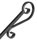 Main courante en fer forgé avec motifs en volutes, finition noire et design courbé.