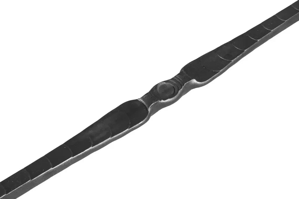 Poignée d’épée noire et argentée avec un design intricé