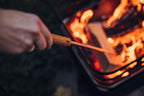 Brochette de barbecue à manche en bois avec une poignée marron foncé et une tige beige clair, conçue pour la cuisine en extérieur.