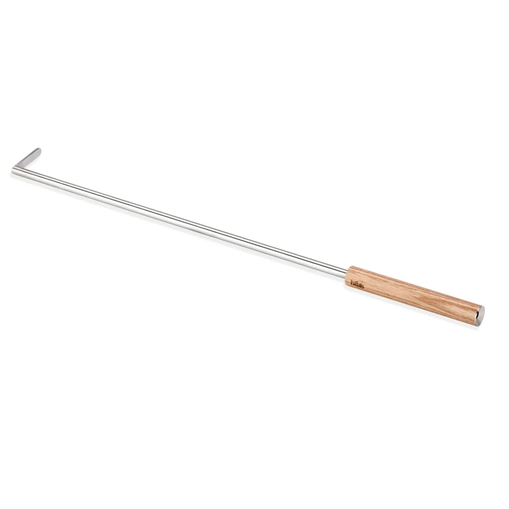 Râteau de jardin en acier inoxydable avec manche en bois et poignée ergonomique, adapté aux tâches de jardinage en extérieur.