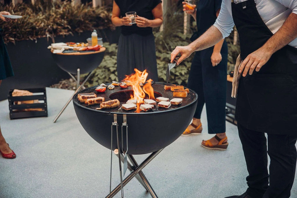 Gril Kettle Weber noir avec pieds et poignée en acier inoxydable.