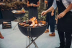 Gril Kettle Weber noir avec pieds et poignée en acier inoxydable.